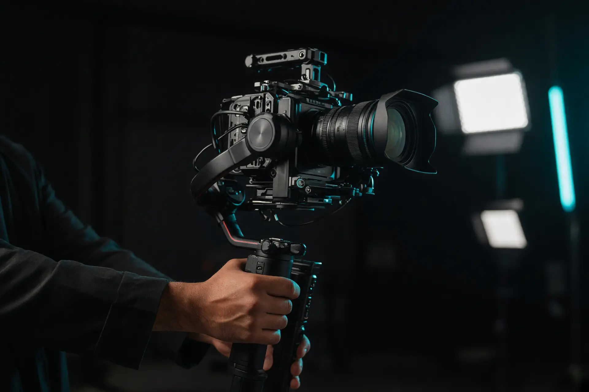 تصوير فيديو احترافي بكاميرا سينمائية على جيمبال