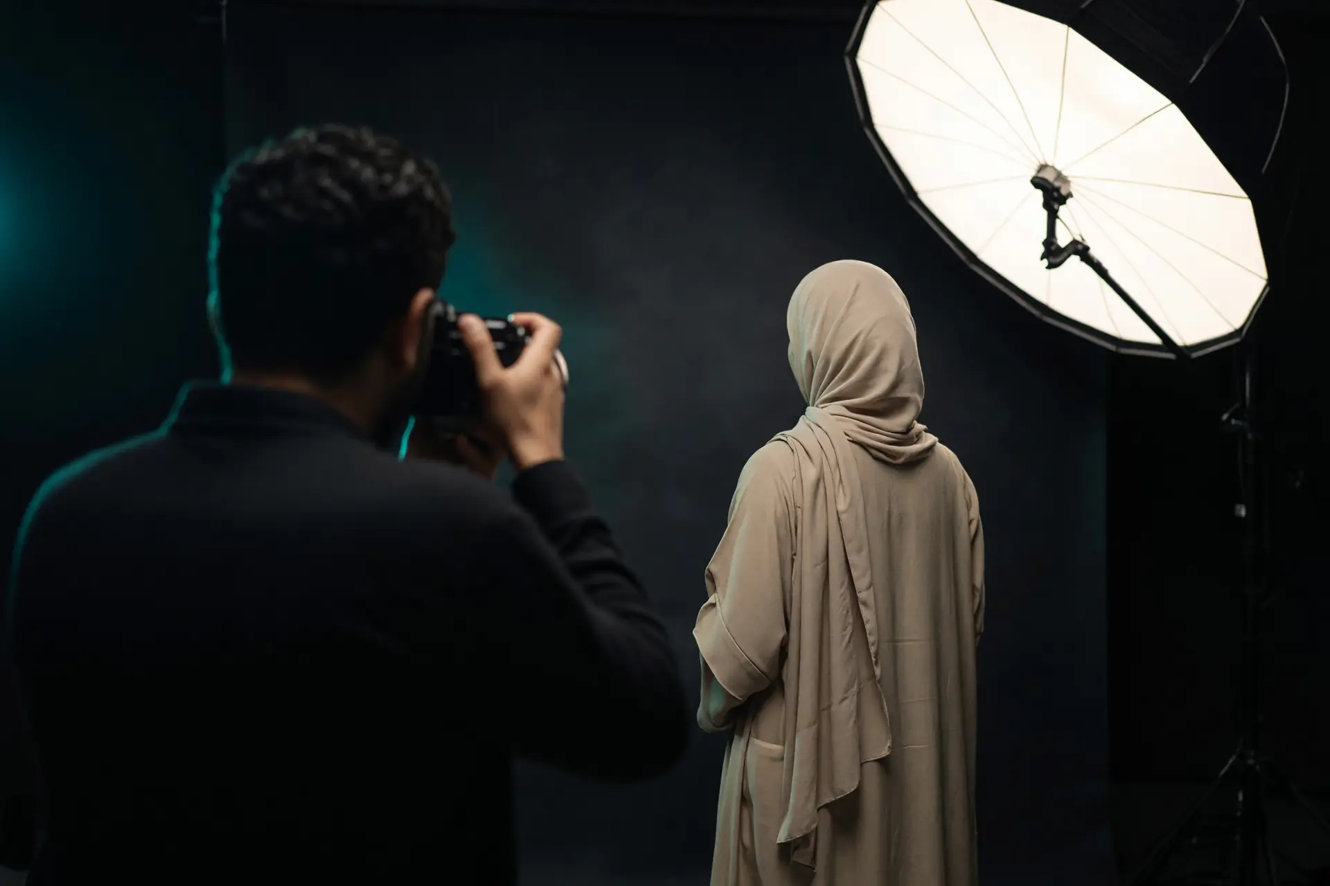 جلسة تصوير أزياء وموديلز داخل الاستديو